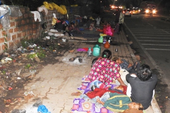 Concerns raised over authorities turning blind eye to migrants occupying footpath