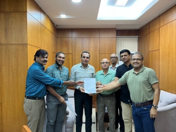 Upset comunidade heads present memorandum to Revenue Minister