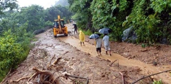 Landslides at Anmod Ghat disrupt traffic