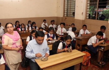CM has mid-day meal at Sankhali school