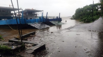Old Goa-Divar ferry suspended as river water flows over ramp