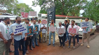 Bar issue: Cong workers mount more pressure on Smriti Irani