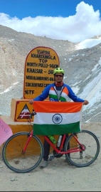 Goan cyclist Sutari cycles to Khardungla Pass