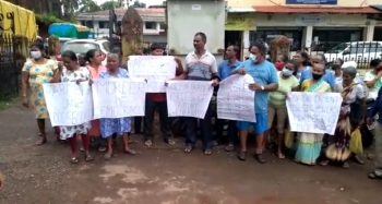 Anti-IIT farmers stage protest outside Sanguem govt building