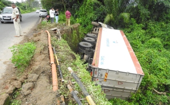 Promise of 4-lane at Cuncolim haunts officials after truck lands into rivulet