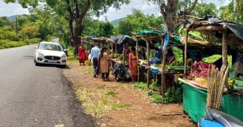 Roadside Matoli item sellers do brisk business in Canacona