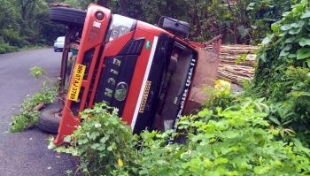 One killed, another injured as truck turns turtle in Canacona