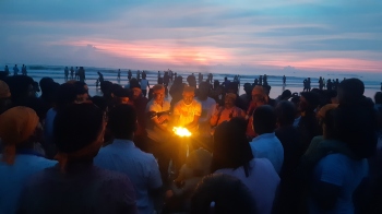 With Colva beach without illumination, devotees perform visarjan in darkness