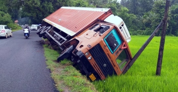 Trucks continue to go off road on narrow part of NH66 in Canacona