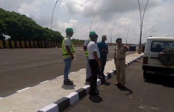 Traffic and DBL officials inspect new Zuari bridge