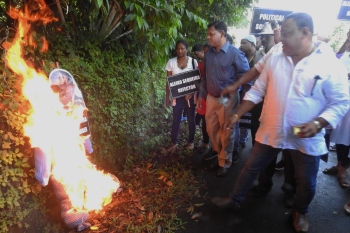 Cong begins stir against defectors, protest near Nuvem MLA’s house