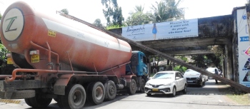 Heavy vehicle hits Mungul subway bridge railing, disrupts traffic