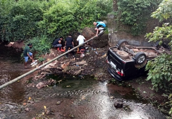 Car falls into gorge at Dabolim