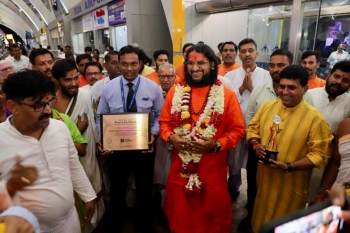 Brahmeshanandacharya Swami gets Global Peace Award in Dubai