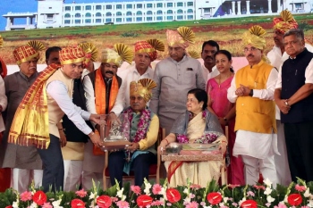 Chief Minister among galaxy of leaders felicitate Dr Prabhakar Kore on birthday