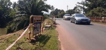 Makeshift barricades at Uskiniarik culvert fall, pose threat to motorists
