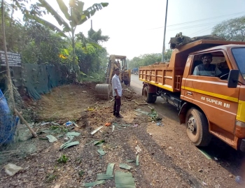 Panchayat comes down heavily on roadside encroachments in Malim