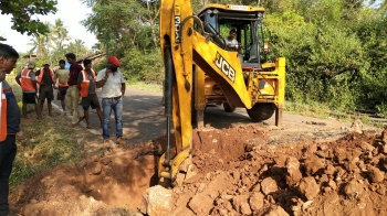 Work on underground cabling hampers traffic in Mandrem