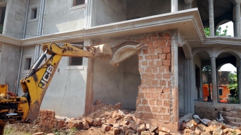 Acting on HC order... Authorities begin demolition of Goa Velha structure