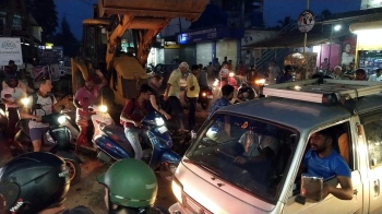 Massive traffic jam at Morjim due to underground cabling