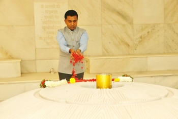 Sawant pays floral tributes to Parrikar at Miramar samadhi