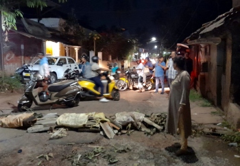 Locals block main Saligao-Parra road during late night protest