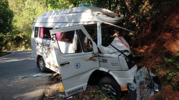 1 dead, 13 injured in minibus mishap at Chorla Ghat