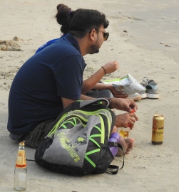 Tourism dept order fails to stop open drinking, hawkers at Colva