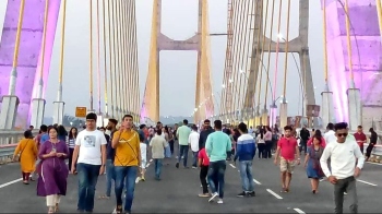 Strolls, selfies, serenaders mark visit to new Zuari Bridge