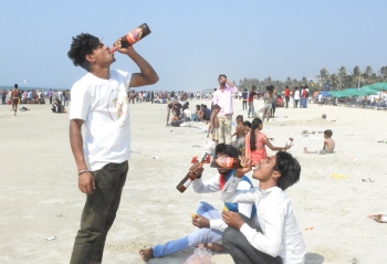 Colva turns makeshift bar as tourists mark New Year