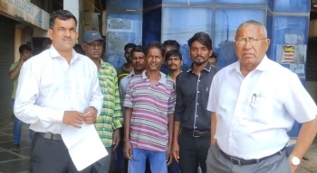 Lawyer takes up cudgels for wholesale market fish cutters, questions hefty fees