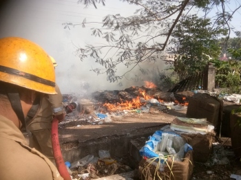 Miscreants set waste mound afire at SGPDA retail market