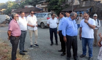 Amonkar, officials inspect road-widening work at Sada
