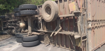 Driver hurt as trailer container falls on road
