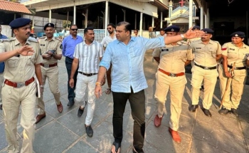 Khaunte inspects Calangute beach, shuts watersports counter for fleecing tourists