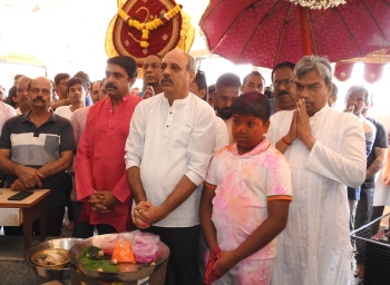 Rivals Vijai, Damu cynosure of all eyes at temple for Holi