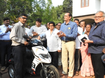 Finally, beneficiary gets it right this ‘time’, collects 3-wheeler at Sardinha’s residence