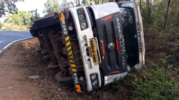 Truck falls at the foot of Karmalghat