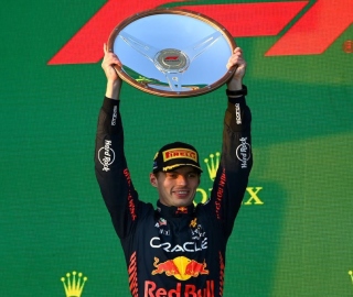 Verstappen clinches chaotic Australian GP