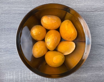 Is it important to soak mangoes before eating?