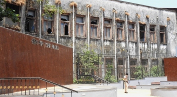 Lohia Maidan shines besides a crumbling comunidade building