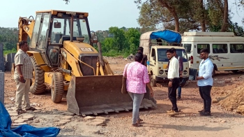 Mamlatdar's team stops filling of agri land in Mapusa, seizes JCB