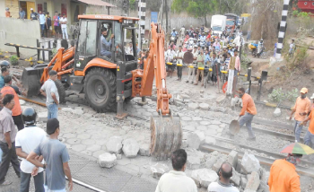 Hundreds stranded at Nessai crossing as railways shuts gate without notice