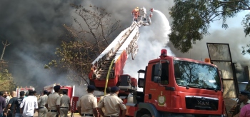Scrapyard, vehicles gutted in major fire at Dhavali, flames spread to nearby hill