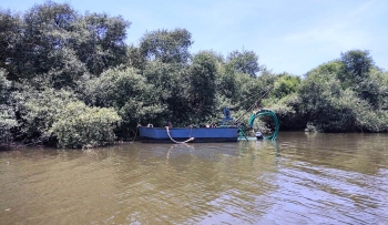 Vessel spotted in Sal raises questions of sand mining