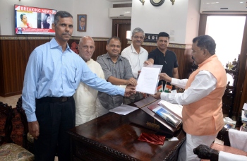 Comunidades team meets Gov, pleads to withhold assent to Bill