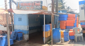Mormugao council team closes down fish outlets at Kharewado