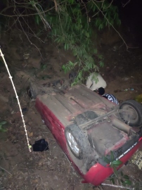Three injured in car   plunge at Bethora