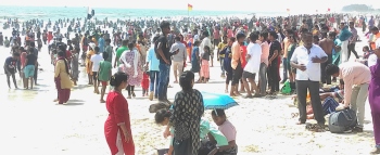 Annual power shutdown leads sea of people to Colva beach