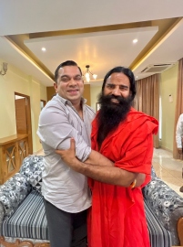 Khaunte meets Baba Ramdev in Haridwar to develop yoga in Goa